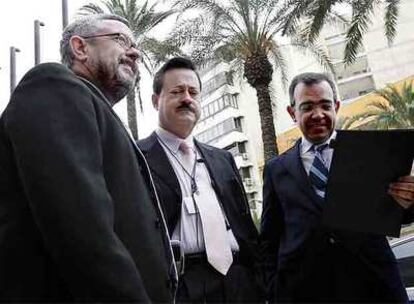 Martn Sevilla, Antonio Gil Terrn y Roberto Lpez antes de entrar a la asamblea.