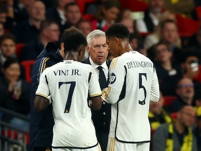 Carlo Ancelotti charla con Bellingham y Vinicius durante la final de la Champions.