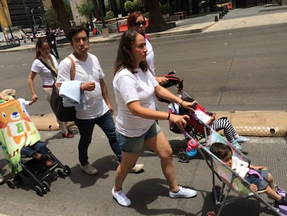 Los manifestantes acudieron con sus hijos a la marcha, en el Día del Niño.