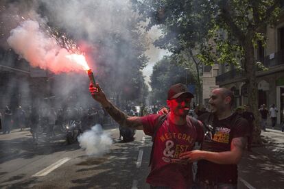 Manifestación de taxistas por el centro de Barcelona en la primera jornada del paro de 48 horas. 