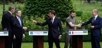 Desde la izquierda, Klaus Iohannis, presidente de Rumania; Mario Draghi, primer ministro de Italia; Volodímir Zelenski, presidente de Ucrania; Emmanuel Macron, presidente de Francia, y Olaf Scholz, canciller de Alemania, durante la rueda de prensa en Kiev. 