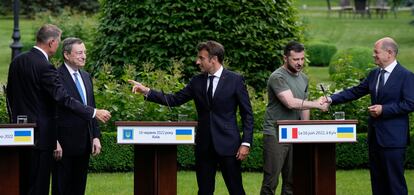 Desde la izquierda, Klaus Iohannis, presidente de Rumania; Mario Draghi, primer ministro de Italia; Volodímir Zelenski, presidente de Ucrania; Emmanuel Macron, presidente de Francia, y Olaf Scholz, canciller de Alemania, durante la rueda de prensa en Kiev.