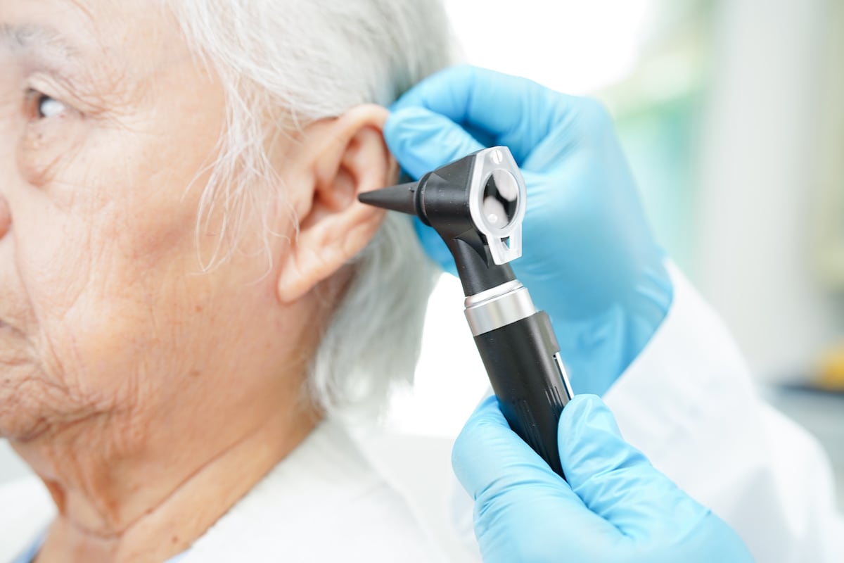 Silencios que alertan: por qué la pérdida auditiva en mayores está relacionada con el riesgo de alzhéimer y cómo prevenirlo
