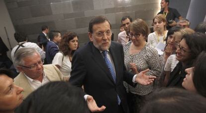 El presidente del Gobierno, Mariano Rajoy, rodeado de periodistas tras su rueda de prensa en La Moncloa ayer, despu&eacute;s del Consejo de Ministros.