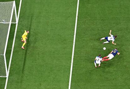 Olivier Giroud, rematando de cabeza entre los defensas Kyle Walker y John Stones.
