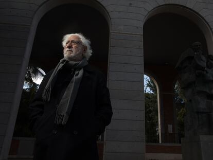 El escultor José Noja posa junto a su obra de Francisco Largo Caballero, en Madrid.