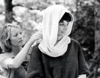 Yvonne Blake y Audrey Hepburn, en el rodaje de 'Robin y Marian'.