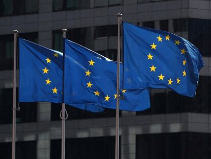 Tres banderas europeas ondean frente a las oficinas de la Unión Europea en Bruselas (Bélgica).