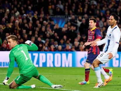 Hart y Lescott vêem como Messi consegue o primeiro gol do partido.