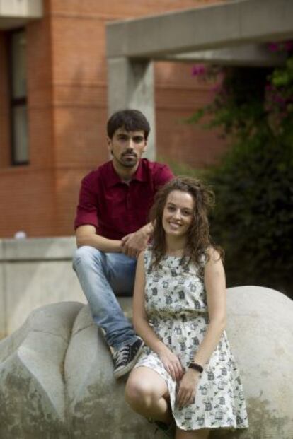 Carlos Sendra y Ana Tamayo en el campus de la Universitat Jaume I de Castellón.