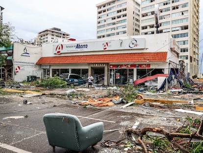 Una farmacia dañada en Acapulco, Guerrero, tras el paso de Otis.