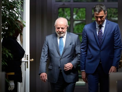 El presidente del Gobierno, Pedro Sánchez, recibe al presidente de Brasil, Luiz Inácio Lula da Silva, en el Palacio de La Moncloa, en Madrid, este miércoles.