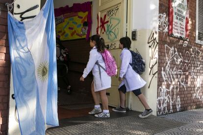 Alumnos de escuela primaria estatal ingresan al colegio en el comienzo del ciclo lectivo este lunes en Buenos Aires.