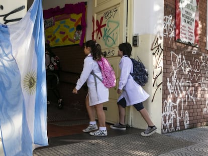 Alumnos de escuela primaria estatal ingresan al colegio en el comienzo del ciclo lectivo este lunes en Buenos Aires.