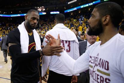 LeBron e Irving se felicitan tras el partido.