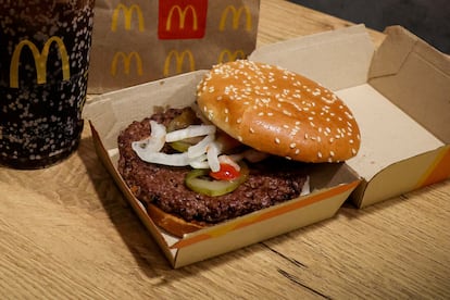 Una hamburguesa Cuarto de libra de McDonald's.