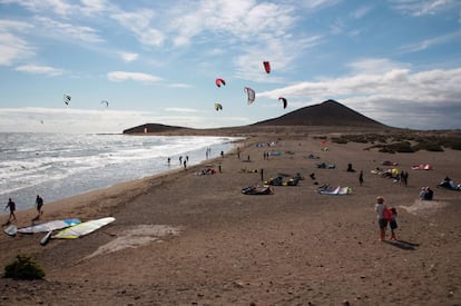 El Médano y la Tejita, extensa playa nudista en Tenerife. Al fondo, la Montaña Roja.