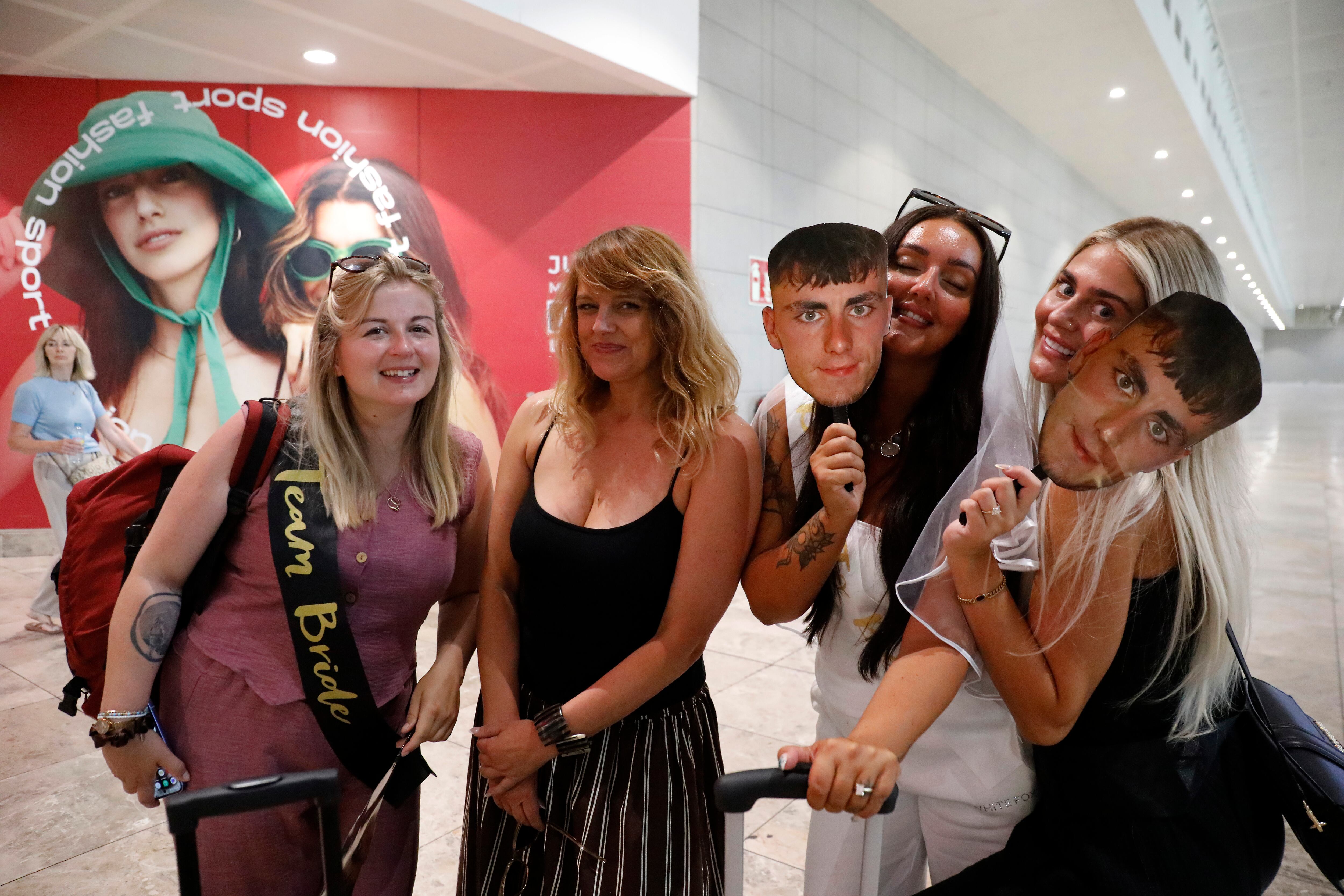 Lauren D. y sus amigas, a su llegada al aeropuerto de Alicante-Elche, el 23 de julio.