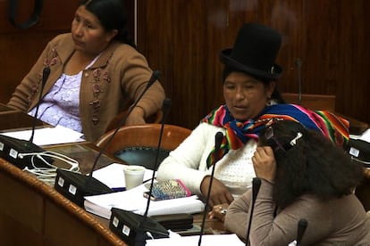 Tres diputadas durante una sesi&oacute;n de la C&aacute;mara, en La Paz (Bolivia).