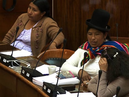 Tres diputadas durante una sesi&oacute;n de la C&aacute;mara, en La Paz (Bolivia).