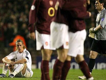 Guti, desolado tras la eliminación del Madrid en Highbury.