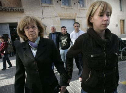 Mari Carmen García, con su hija, ayer, a su llegada a los juzgados de Elche.