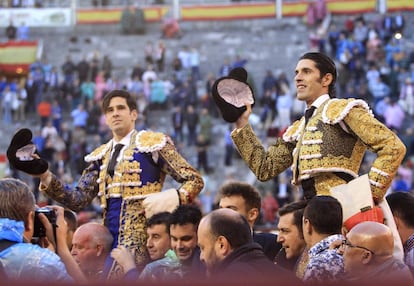 López Simón (izquierda) y Talavante, a hombros antes de traspasar la puerta grande.