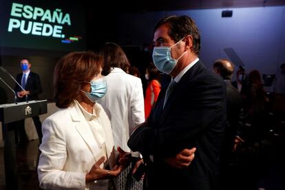 La vicepresidenta primera del Gobierno, Carmen Calvo, conversa con el presidente de la CEOE, Antonio Garamendi.