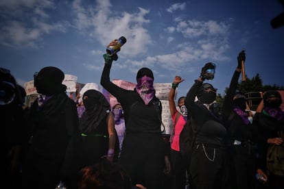 Los colectivos feministas se concentraron en el Ángel de la Independencia y el Monumento a la Revolución.