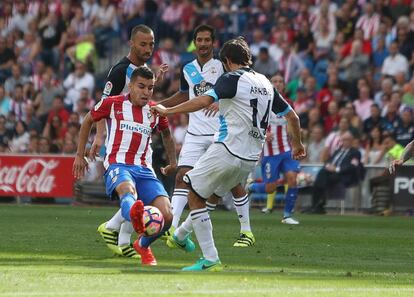 Correa, del Atlético de Madrid, es presionado por jugadores del Deportivo.