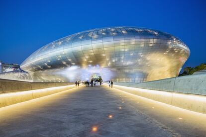 Dongdaemun Design Plaza & Park en Seúl (Corea del Sur).