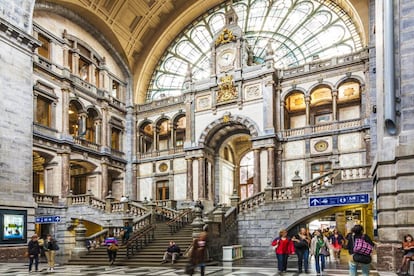 Vestíbulo de la estación Antwerpen-Centraal, de 1905 y recientemente remodelada.