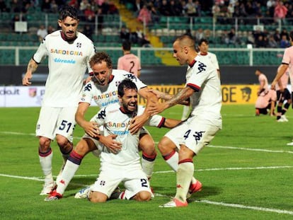Varios jugadores del Cagliari celebran un gol de Sau