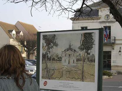 Delante del Ayuntamiento de Auvers-sur-Oise se levanta un panel con la reproducción del mismo edificio pintado por Van Gogh.