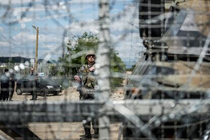 Un soldado de Macedonia vigila desde el otro lado de la frontera. (Mayo 2016)