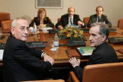 Francisco Vírseda (izquierda) y Manuel de Castro, en la reunión de ayer con Alfredo Pérez Rubalcaba.