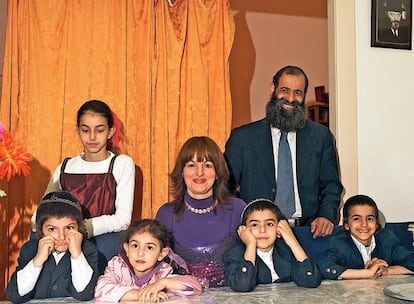 Retrato de la familia Daus. Todo en su vida gira en torno a la religión: el padre, Abraham, se encarga de los cantos de la Torá en la sinagoga sefardí de Passauerstrasse junto a cuatro de sus doce hijos; sus hijos acuden a la escuela ortodoxa Gran Israel Or Avner.