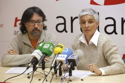 Ernesto Merino y Maite Sarasua, de Aralar, en la rueda de prensa que han ofrecido en su sede.