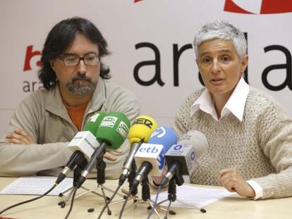 Ernesto Merino y Maite Sarasua, de Aralar, en la rueda de prensa que han ofrecido en su sede.