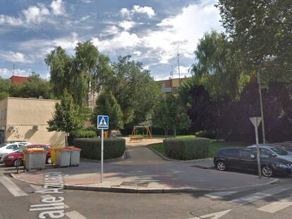 Parque infantil en la calle San Restituto de Madrid.