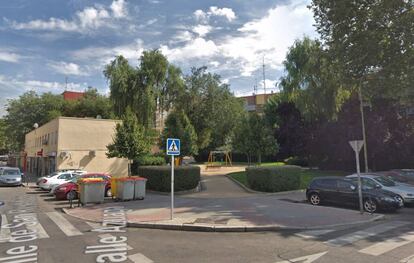 Parque infantil en la calle San Restituto de Madrid.