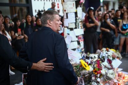 Geoff Payne, padre de Liam Payne, el 18 de octubre de 2024, en el memorial construido por fans del cantante en las puertas del hotel CasaSur donde el exmiembro de One Direction falleci.