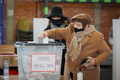 Una albanokosovar deposita su voto en un centro de votación de Prístina, este domingo.