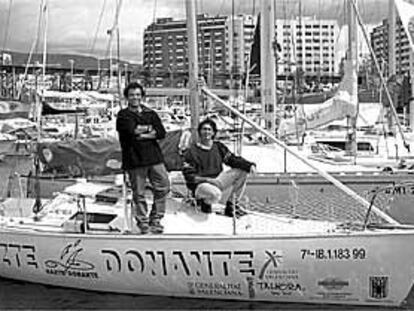 Francisco Rodríguez y Nacho Moratinos, en el barco Hazte donante durante su paso por Almería.