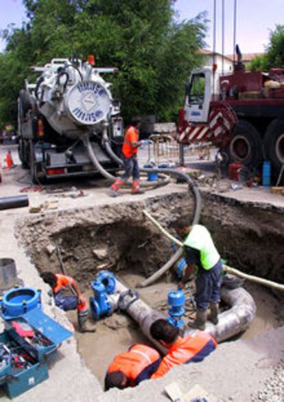 Obras de reparación de una fuga de agua, el pasado día 21 en Jaén.