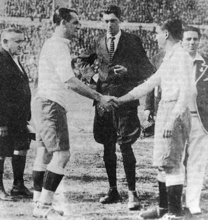 30 de julio de 1930. El capitán uruguayo José Nazassi (izquierda) estrecha la mano del argentino, Nolo Fereyra, en presencia del árbitro belga Jean Langenus, en la final de Montevideo. Langenus fue detenido al llegar al estadio. 13 individuos antes que él se habían identificado como el árbitro del partido.