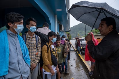 La pequeña oficina de inmigración de Trojes está colapsada, aquí llegan cientos de personas procedentes de Sudamérica, pero también de África. La espera a sus puertas para ser atendido puede prolongarse días. 