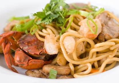 Plato de tallarín saltado con cerdo y mariscos