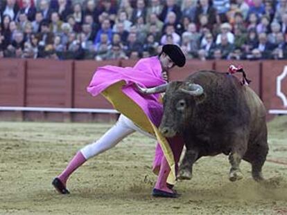 Matías Tejela, en un lance a su primer toro, al que le cortó una oreja.