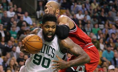 Amir Johnson, con la pelota, y Taj Gibson.